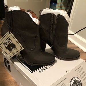 NWT Frye Madeline Short Booties Size 9.5